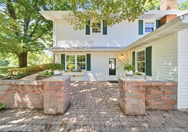 Photo 3 of Single family home for sale at 11075 Shadywood Dr, Brighton Township Livingston, MI 48114 | MLS# 20261065823 | Listing updated on 2026-09-13