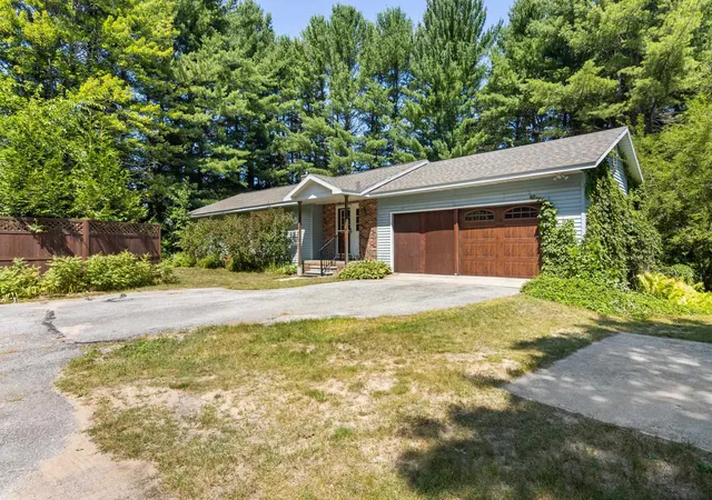 Photo 3 of Single family home for sale at 9168 N Long Lake Rd, Traverse City, MI 49685 | MLS# 78080072491 | Listing updated on 2026-09-11