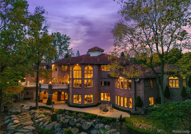 Photo 2 of Mansion for sale at 255 Camelot Way, Rochester, MI 48306 | MLS# 20261065841 | Listing updated on 2026-08-19