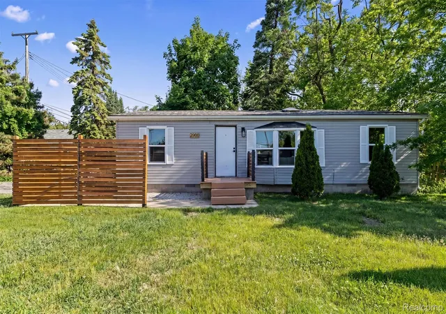 Photo 1 of Single family home for sale at 2900 Hensman St, Keego Harbor, MI 48320 | MLS# 20261065855 | Listing updated on 2026-08-19