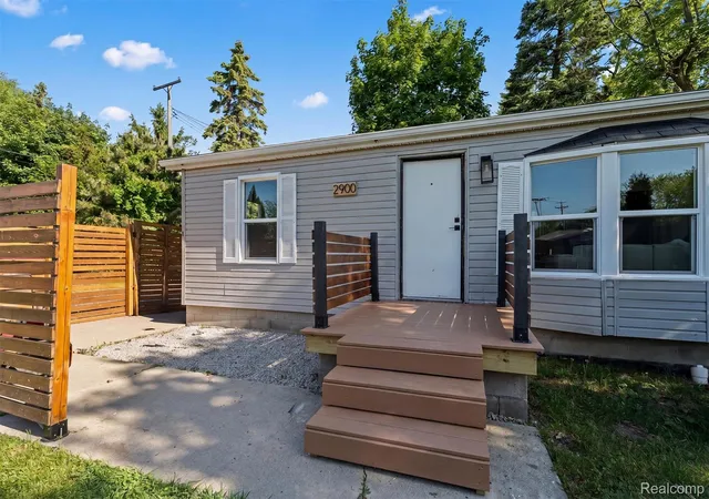 Photo 2 of Single family home for sale at 2900 Hensman St, Keego Harbor, MI 48320 | MLS# 20261065855 | Listing updated on 2026-08-19