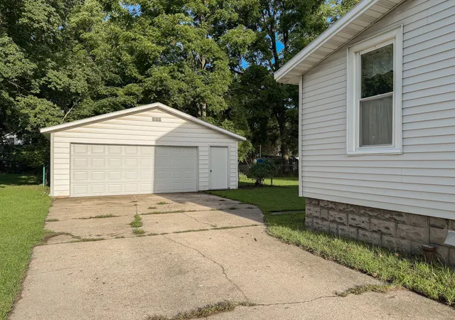 Photo 2 of Single family home for sale at 103 N Lowe St, Dowagiac, MI 49047 | MLS# 69026043441 | Listing updated on 2026-08-21