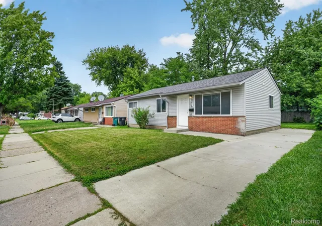 Photo 4 of Single family home for sale at 21910 Eastwood St, Oak Park, MI 48237 | MLS# 20261065877 | Listing updated on 2026-08-22