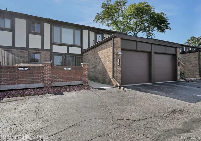 Photo 1 of Sale Pending at 206 Country Clb Dr, Saint Clair Shores, MI 48082 | MLS# 20261065894 | Listing updated on 2026-09-09