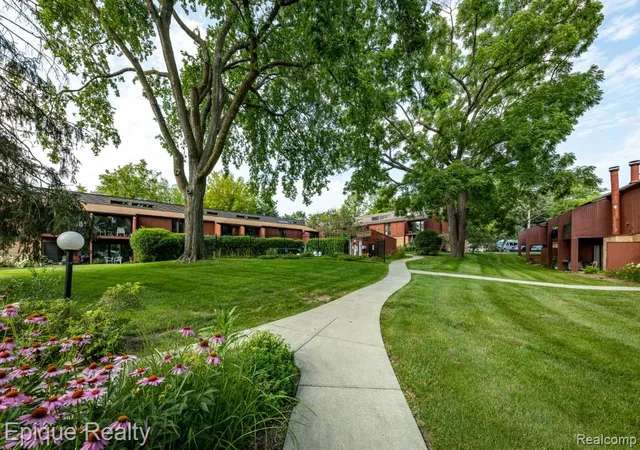 Listing Photo 2 - Condo for sale in building located at 1803 Independence Blvd, Ann Arbor, MI 48104