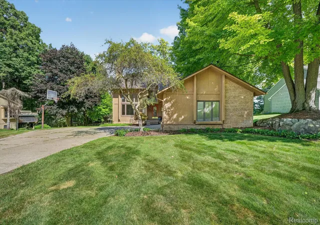Photo 3 of Single family home for sale at 5954 Snow Apple Dr, Clarkston, MI 48346 | MLS# 20261065931 | Listing updated on 2026-10-10