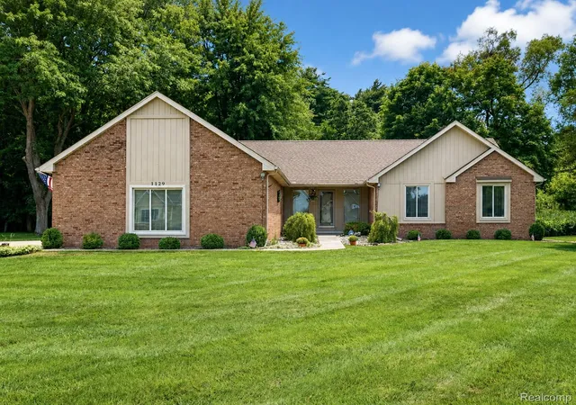 Photo 1 of Sale Pending at 1129 S Lake Valley Dr, Fenton, MI 48430 | MLS# 20261065963 | Listing updated on 2026-09-06