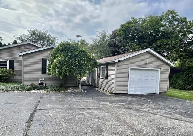 Photo 4 of Single family home for sale at 1202 W Oliver St, Owosso, MI 48867 | MLS# 60050218979 | Listing updated on 2026-08-18