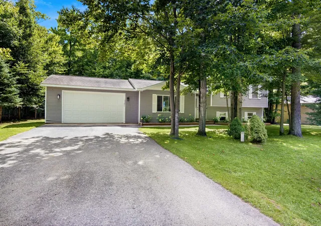 Photo 3 of Single family home for sale at 19951 Beechridge Dr, Lake Ann, MI 49650 | MLS# 78080072499 | Listing updated on 2026-08-25