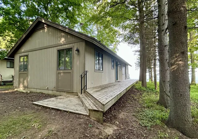 2nd image of 1196 Cherry Dr, South Haven, MI 49090 | MLS# 65026043487