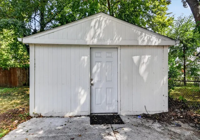 35th image of 19951 Country Club Dr, Harper Woods City Wayne, MI 48225 | MLS# 20261065983