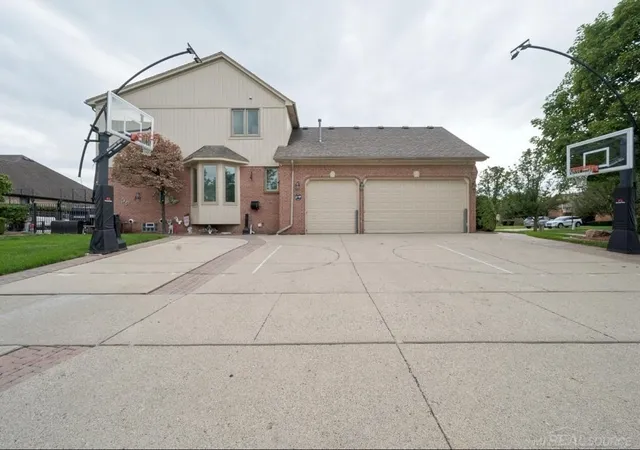 3rd image of 20064 Chesterbrook Dr, Macomb, MI 48044 | MLS# 58050218986