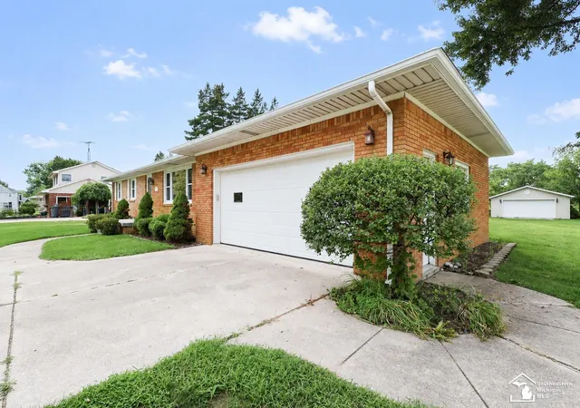 Photo 1 of Sale Pending at 211 Bates Ln, Monroe, MI 48162 | MLS# 57050218988 | Listing updated on 2026-08-26