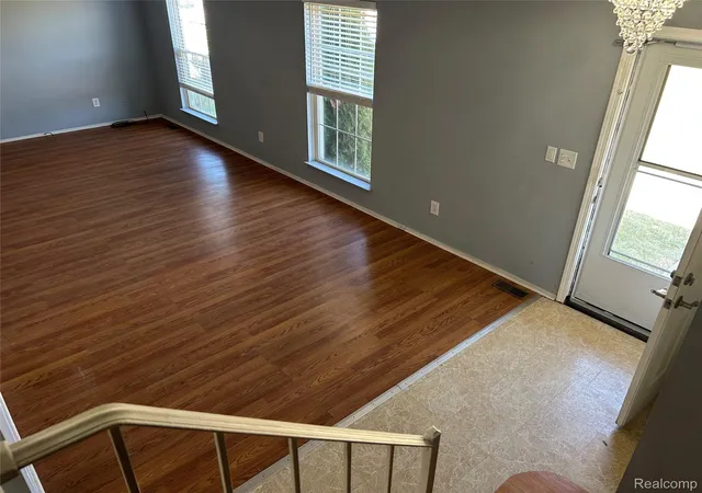 Listing Photo 5 - Condo for sale in building located at 35304 Tall Oaks Dr, Sterling Heights, MI 48312