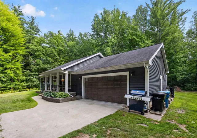3rd image of 933 W Walter Rd, Sanford, MI 48657 | MLS# 61050218995