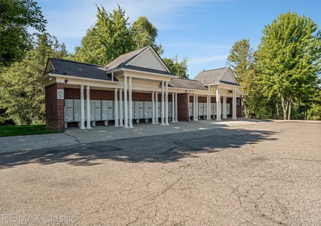 Listing Photo 2 - Condo for sale in building located at 6104 Jasmine Dr, Walled Lake, MI 48390