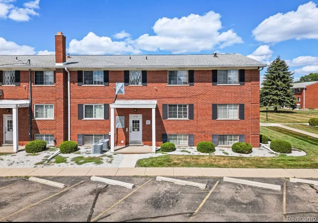 Listing Photo 4 - Condo for sale in building located at 8140 Crestview Dr, Sterling Heights, MI 48312