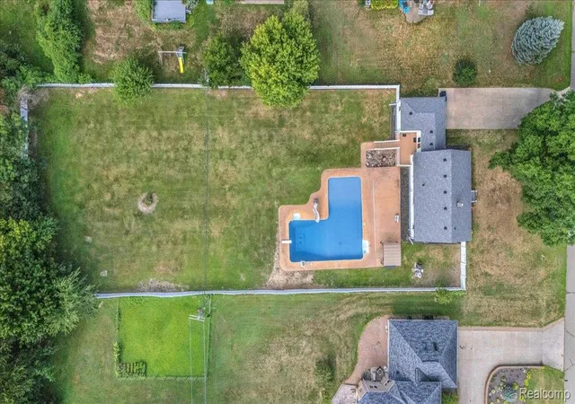 Photo 3 of Single family home for sale at 1320 Larayne Dr, Troy City Oakland, MI 48085 | MLS# 20261066065 | Listing updated on 2026-09-13