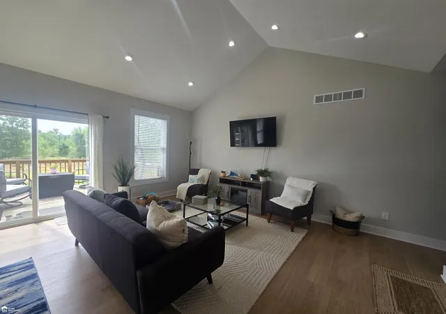 4th image of 615 Pineview Dr, Belding, MI 48809 | MLS# 5050219017