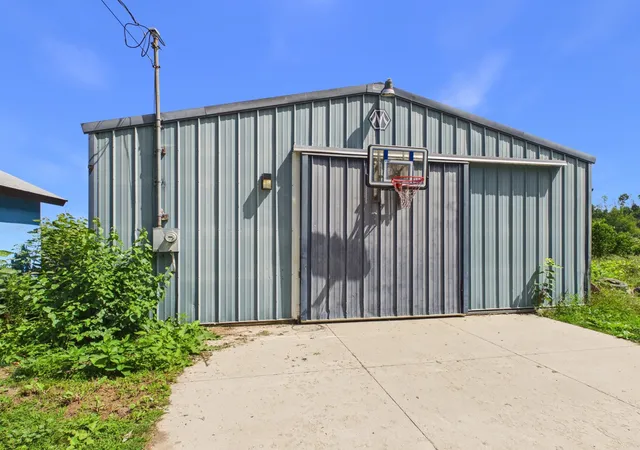 Photo 3 of Single family home for sale at 4200 N Putnam Rd, Suttons Bay, MI 49682 | MLS# 78080072518 | Listing updated on 2026-09-25
