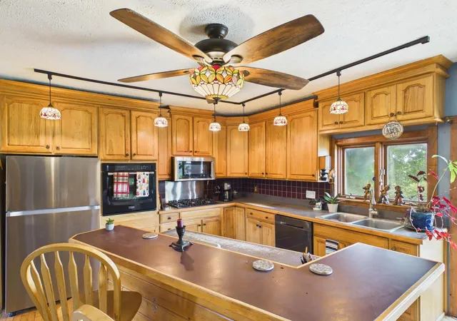 Photo 4 of Single family home for sale at 4200 N Putnam Rd, Suttons Bay, MI 49682 | MLS# 78080072518 | Listing updated on 2026-09-25