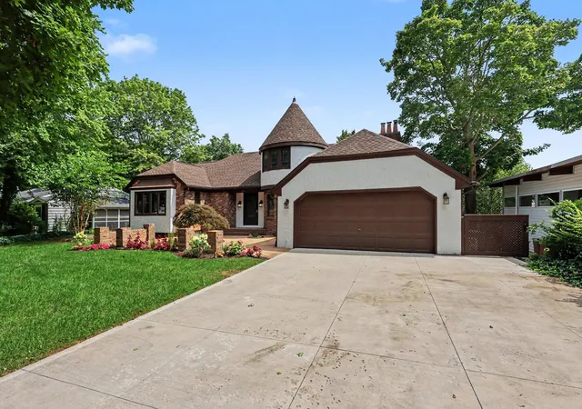 Photo 2 of Single family home for sale at 1530 Edgewood Ave SE, Grand Rapids, MI 49506 | MLS# 71026043558 | Listing updated on 2026-09-10
