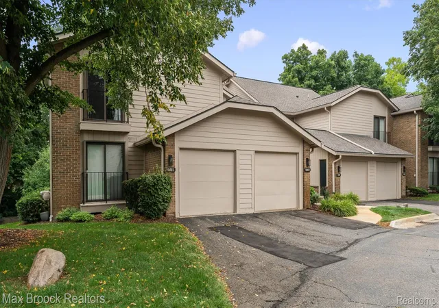 Listing Photo 1 - Condo for sale in building located at 6461 Maple Hls Dr, Bloomfield Hills, MI 48301