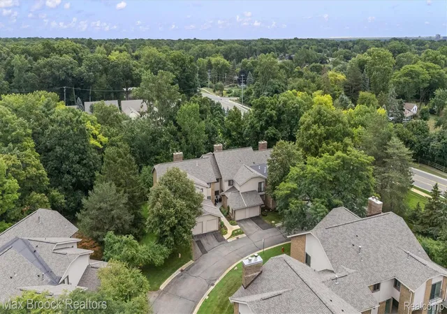Listing Photo 5 - Condo for sale in building located at 6461 Maple Hls Dr, Bloomfield Hills, MI 48301