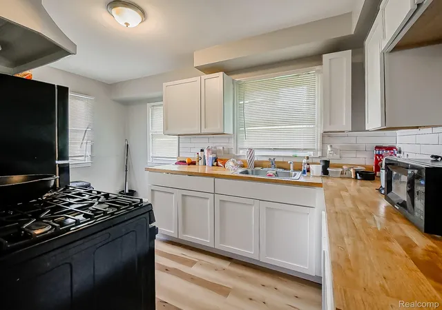 Photo 3 of Single family home for sale at 14725 Agnes Ave, Eastpointe City Macomb, MI 48021 | MLS# 20261066111 | Listing updated on 2026-09-18