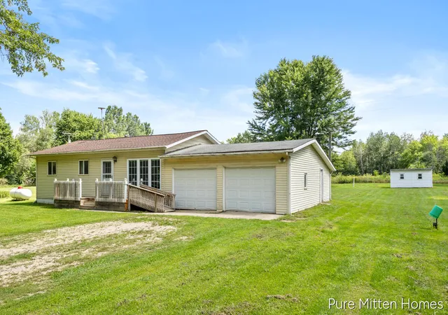 3rd image of 6118 Hawley Hwy, Belding, MI 48809 | MLS# 65026043568
