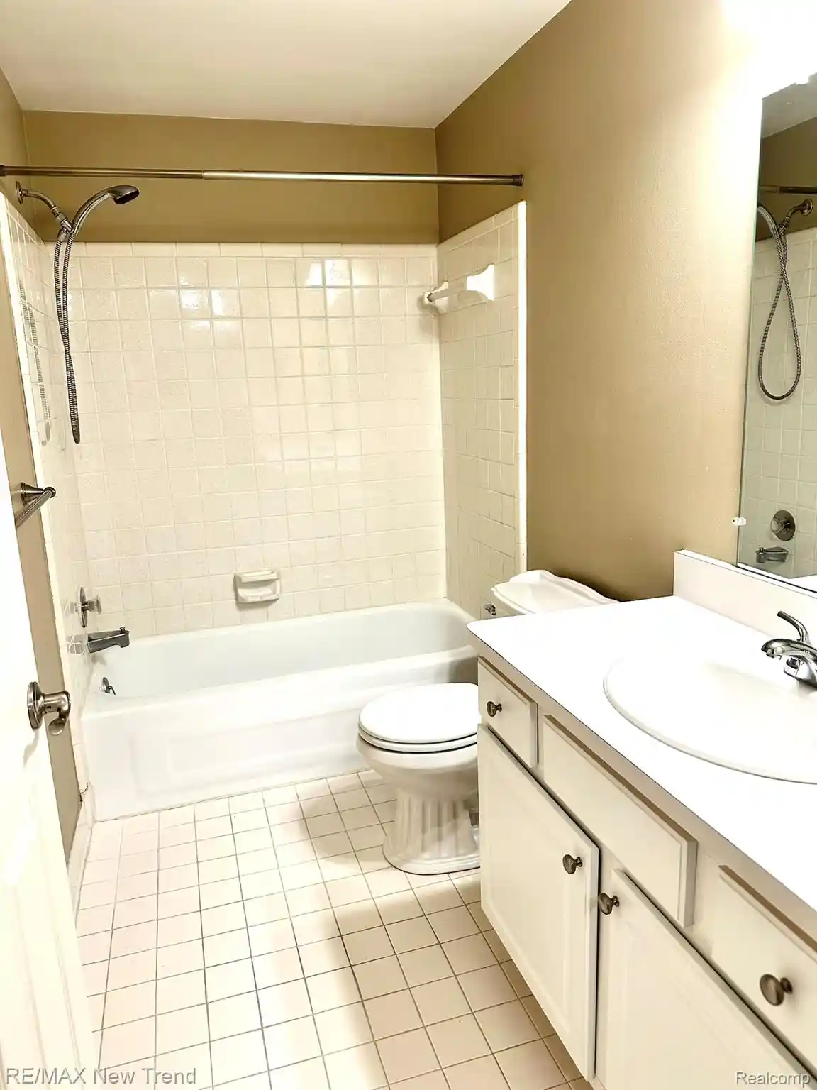 Listing Photo 25 - Condo for sale in 26949 Farmbrook Villa Dr located at 26949 Farmbrook Villa Dr, Southfield, MI 48034 - Unit #96