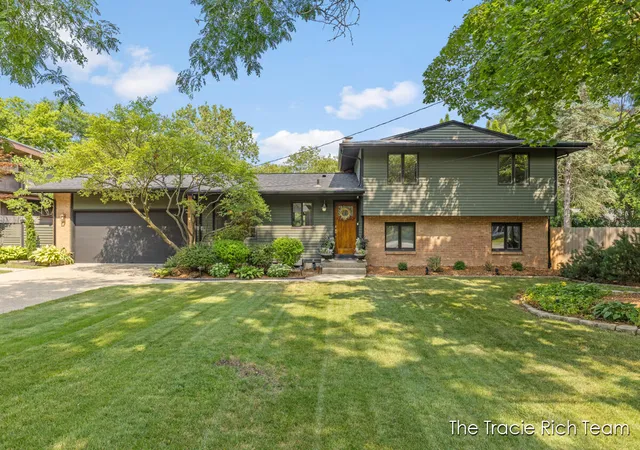 Photo 1 of Sale Pending at 2184 Woodcliff Ave Se, Grand Rapids, MI 49546 | MLS# 65026043573 | Listing updated on 2026-08-27
