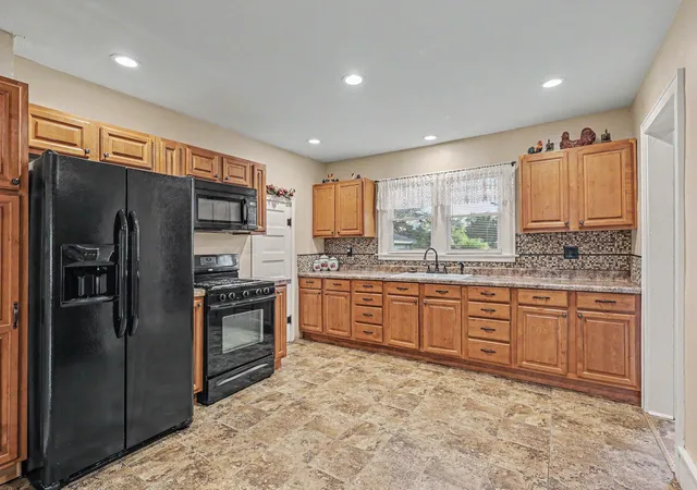 Photo 2 of Single family home for sale at 1130 Ireland Ave, Muskegon, MI 49441 | MLS# 71026043571 | Listing updated on 2026-08-27