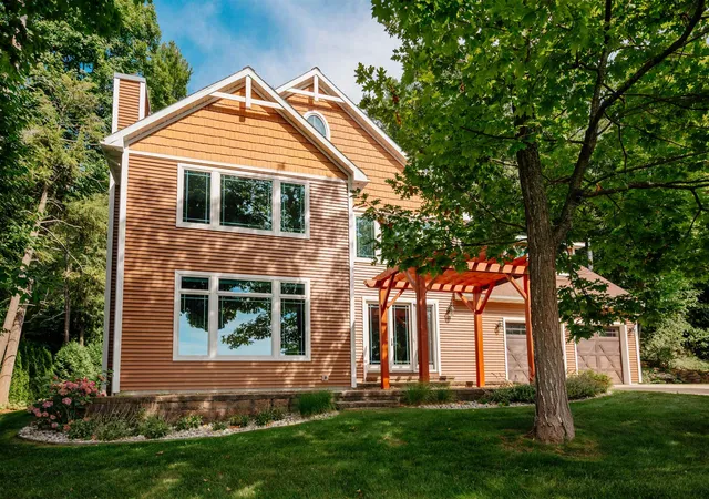 Photo 2 of Single family home for sale at 6860 Peninsula Dr, Traverse City, MI 49686 | MLS# 78080072520 | Listing updated on 2026-08-22