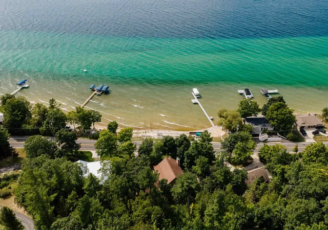 Photo 3 of Single family home for sale at 6860 Peninsula Dr, Traverse City, MI 49686 | MLS# 78080072520 | Listing updated on 2026-08-22