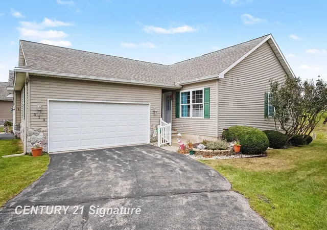 Listing Photo 1 - Condo for sale in building located at 512 Hampton Lake Dr, Essexville, MI 48732
