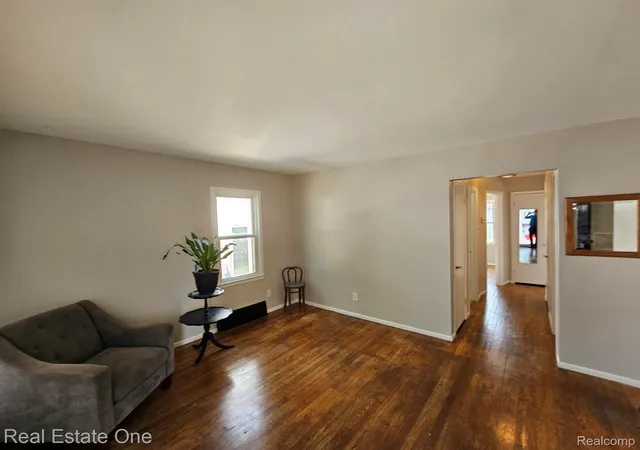 5th image of 28316 Larchmont St, Saint Clair Shores, MI 48081 | MLS# 20261066142