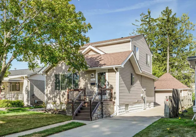 3rd image of 342 N Marias Ave, Clawson, MI 48017 | MLS# 58050219044