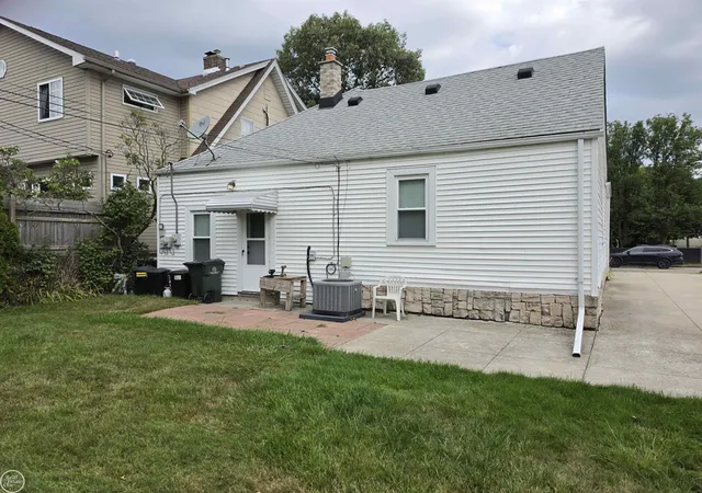 3rd image of 22804 Barton St, Saint Clair Shores, MI 48081 | MLS# 58050219050