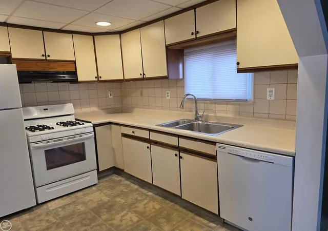 5th image of 22804 Barton St, Saint Clair Shores, MI 48081 | MLS# 58050219050