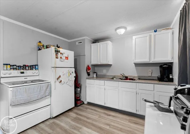 Listing Photo 5 - Condo for sale in building located at 2321-2323 15th St, Port Huron, MI 48060