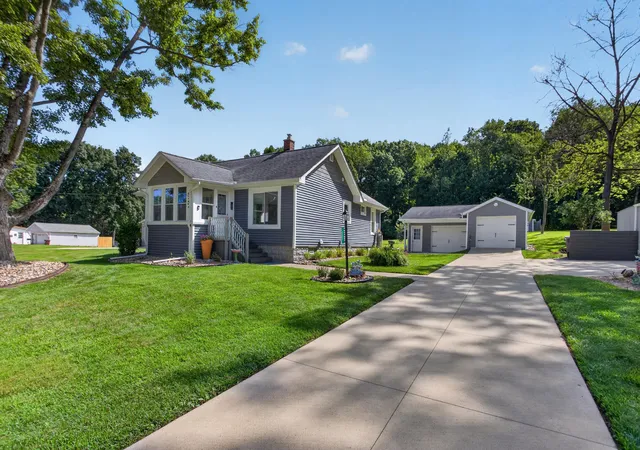 1st image of 527 Pershing Ave, Jackson, MI 49203 | MLS# 55026043623