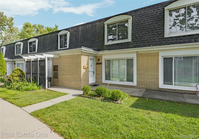 Listing Photo 2 - Condo for sale in building located at 29888 City Ctr Dr, Warren Macomb, MI 48093 - Unit #4
