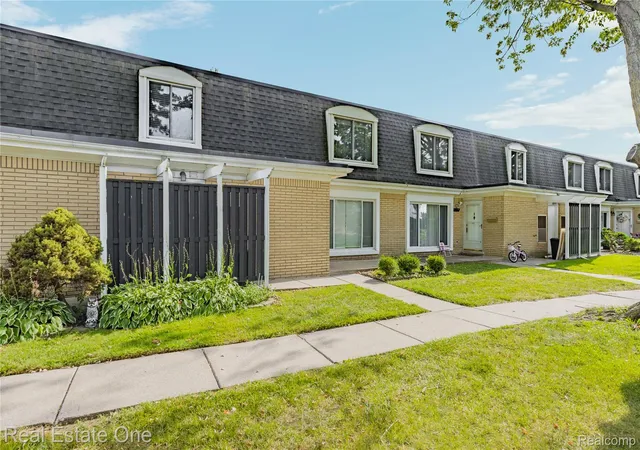 Listing Photo 3 - Condo for sale in building located at 29888 City Ctr Dr, Warren Macomb, MI 48093 - Unit #4