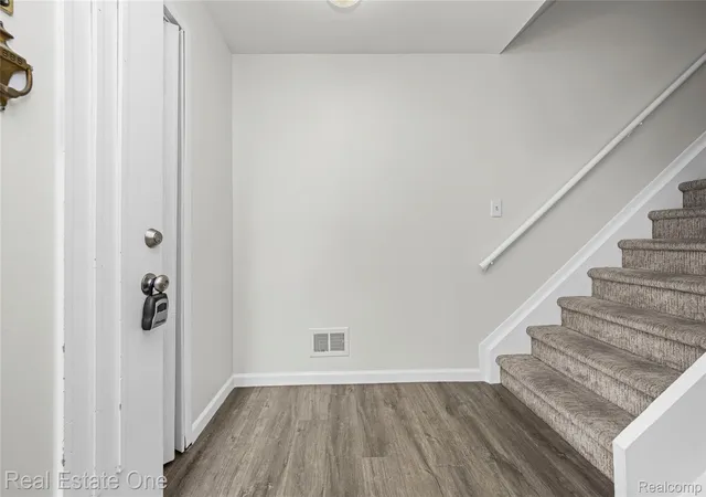 Listing Photo 4 - Condo for sale in building located at 29888 City Ctr Dr, Warren Macomb, MI 48093 - Unit #4
