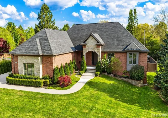 Photo 1 of Single family home for sale at 35339 W 13 Mile Rd, Farmington Hills, MI 48331 | MLS# 20261066202 | Listing updated on 2026-09-04