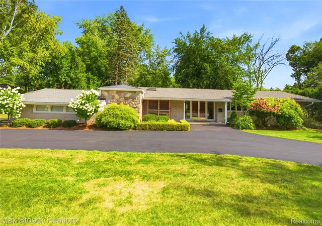 Photo 1 of Single family home for sale at 3159 Middlebury Ln, Bloomfield Charter Township Oakland, MI 48301 | MLS# 20261066212 | Listing updated on 2026-09-15