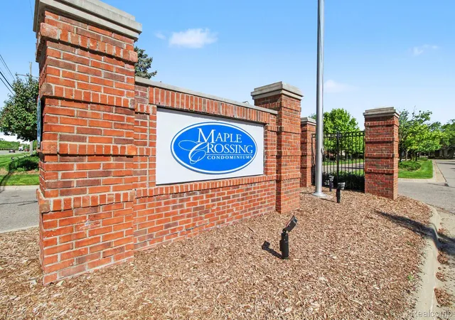 Listing Photo 2 - Condo for sale in building located at 24211 Chesapeake Cir, Walled Lake, MI 48390