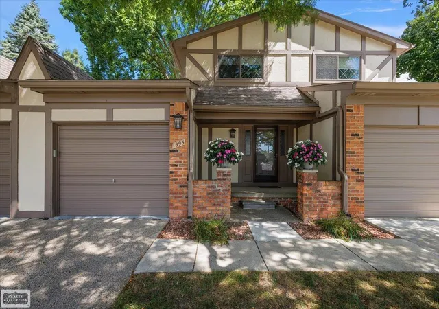 Photo 1 of Condo for sale at 1995 Streamwood Dr, Rochester Hills, MI 48309 | MLS# 58050219066 | Listing updated on 2026-08-28