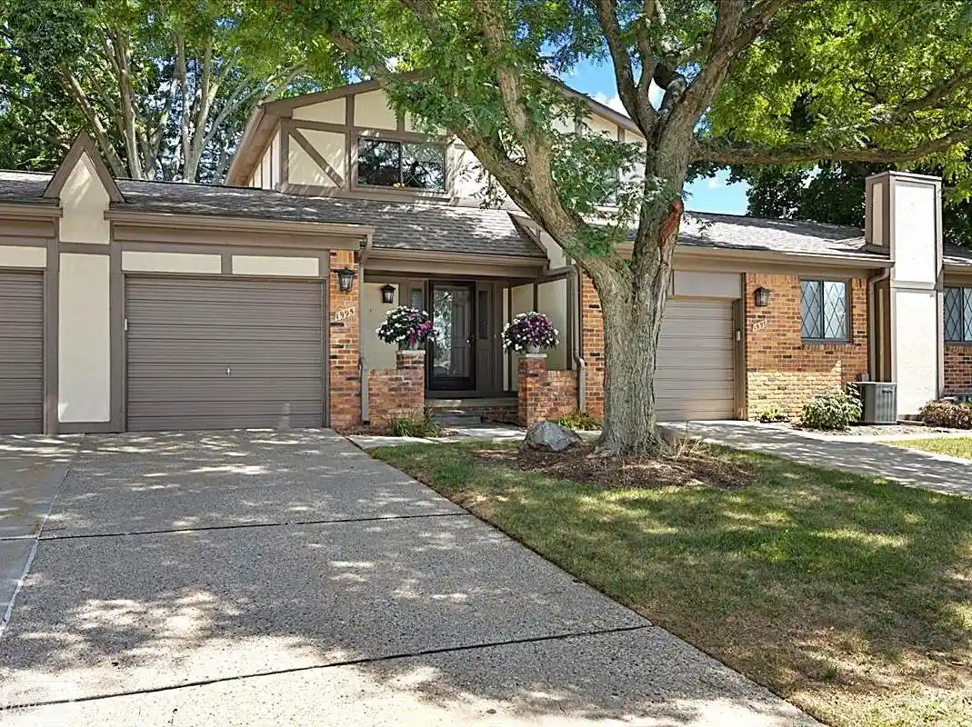 Photo 1 of Condo for sale at 1995 Streamwood Dr, Rochester Hills, MI 48309 | MLS# 58050219066 | Listing updated on 2026-10-30